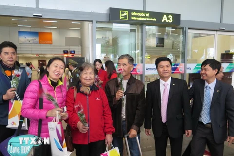 Những khách quốc tế đến Đà Nẵng trong năm mới Bính Thân. (Ảnh: Văn Sơn/TTXVN) 
