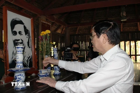 Chủ tịch nước Trương Tấn Sang thắp hương tưởng niệm cố Thủ tướng Võ Văn Kiệt tại di tích Trung ương Cục miền Nam. (Ảnh: Lê Đức Hoảnh/TTXVN) 
