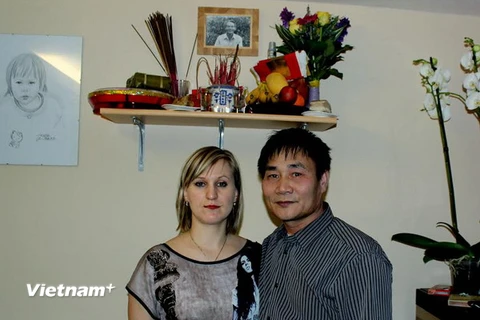 Chị Vera và anh Đinh Hóa. (Ảnh: Quang Vinh/Vietnam+)