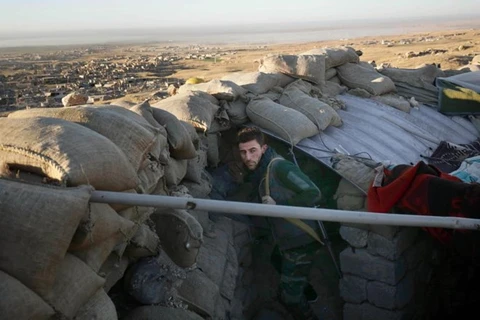 Một chiến binh người Kurd tại cứ điểm bên ngoài thị trấn Sinjar (Nguồn: AP)