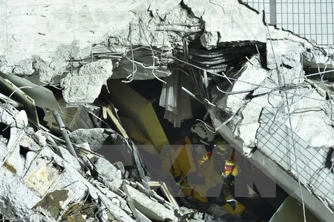 Nhân viên cứu hộ nỗ lực cứu các nạn nhân bị mắc kẹt trong những đống đổ nát sau trận động đất. (Nguồn: AFP/TTXVN)