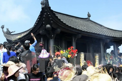 Khách thập phương thắp hương, cầu tài lộc tại chùa Đồng, thuộc khu di tích Yên Tử. (Ảnh: Đình Trân/TTXVN)