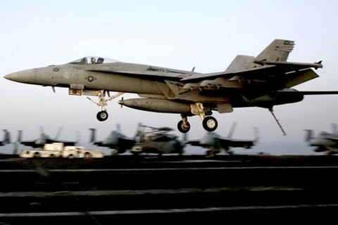 Máy bay chiến đấu của Mỹ cất cánh không kích IS. (Nguồn: AP)