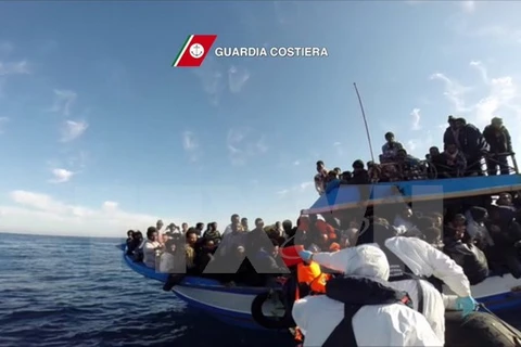 Thuyền của lực lượng cứu hộ bờ biển Italy trong một chiến dịch giải cứu những người nhập cư ngoài khơi đảo Sicily. (Nguồn: AFP/TTXVN)