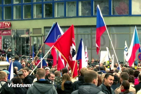 Biểu tình phản đối nhập cư ở Prague. (Ảnh: Trần Quang Vinh/Vietnam+)