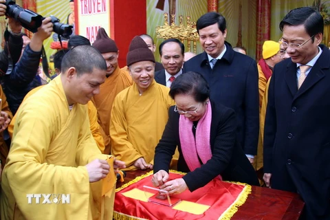 Phó Chủ tịch nước Nguyễn Thị Doan khai ấn Lễ hội xuân Yên Tử 2016. (Ảnh: Nguyễn Hoàng/TTXVN) 