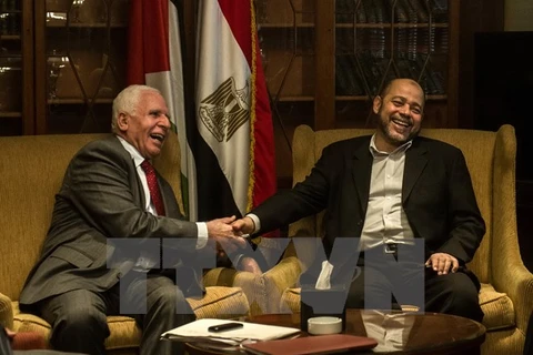 rưởng đoàn đàm phán Phong trào Fatah Azzam al-Ahmad (trái) và Phó lãnh đạo phong trào Hamas Musa Abu Marzouk (phải) trong một cuộc đàm phán tại Cairo. (Nguồn: AFP/TTXVN)