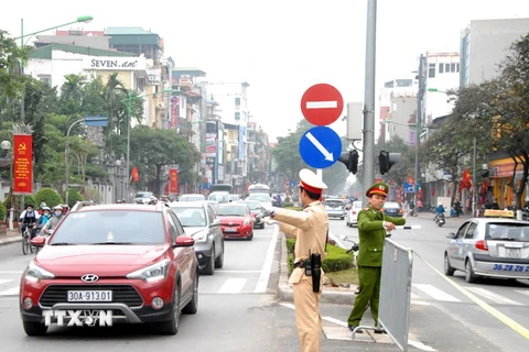 Lực lượng cảnh sát giao thông làm nhiệm vụ phân luồng giao thông trên tuyến đường Kim Mã, Hà Nội. (Ảnh: Quang Quyết/TTXVN) 