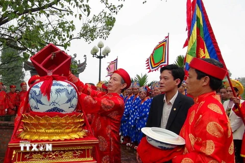 Các bậc cao niên phường Lộc Vượng (thành phố Nam Định) thực hiện nghi lễ rước nước tại lễ hội Đền Trần. (Ảnh: Thùy Dung/TTXVN)