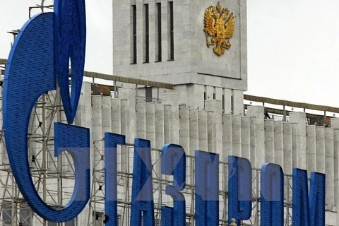Biểu tượng của Gazprom ở trụ sở Tập đoàn tại Moskva. (Nguồn: AFP/TTXVN)