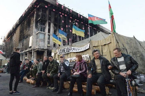 Các nhà hoạt động Maidan ngồi tại một góc của Quảng trường Độc lập. (Nguồn: AP)