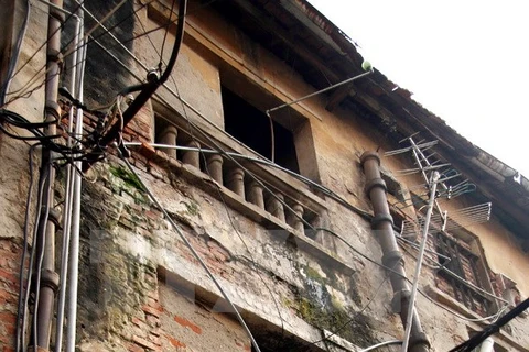 Hà Nội vẫn còn nhiều khu chung cư cũ xuống cấp nguy hiểm. (Nguồn: TTXVN)