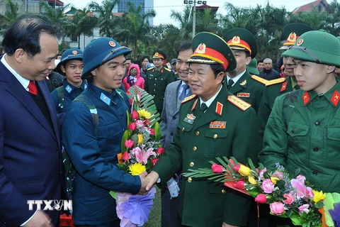 Đại tướng Đỗ Bá Tỵ và lãnh đạo tỉnh Hải Dương chúc mừng, động viên chiến sĩ mới trong ngày lên đường nhập ngũ. (Ảnh: Trọng Đức/TTXVN) 