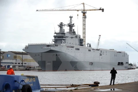 Tàu Mistral ngoài khơi Saint-Nazaire, Tây Bắc nước Pháp. (Ảnh: AFP/TTXVN)