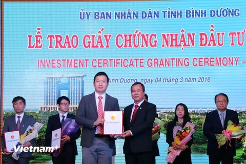Ông Trần Văn Nam, Bí thư Tỉnh ủy Bình Dương trao giấy phép cho nhà đầu tư. (Ảnh: Quách Lắm/Vietnam+)