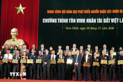 Quang cảnh lễ trao bảng vàng tôn vinh 100 Nhân tài đất Việt năm 2016. (Ảnh: Văn Đạt/TTXVN)