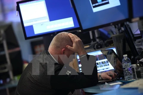 Giao dịch viên làm việc tại thị trường chứng khoán New York (Mỹ). (Nguồn: AFP/TTXVN) 