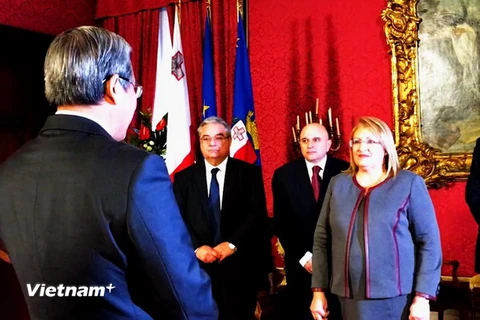 Đại sứ Cao Chính Thiện (trái ngoài cùng) chuẩn bị trao Quốc thư cho Tổng thống Malta, bà Marie Louise Coleiro Preca. (Ảnh: Quang Thanh/Vietnam+) 