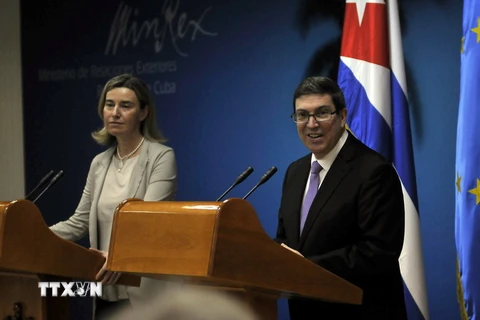 Ngoại trưởng Cuba Bruno Rodríguez (phải) và Đại diện cấp cao của EU phụ trách chính sách An ninh và Đối ngoại Federica Mogherini (trái) trong cuộc họp báo chung sau lễ ký thỏa thuận về Đối thoại chính trị và Hợp tác ở La Habana ngày 11/3. (Nguồn: AFP/TTXV