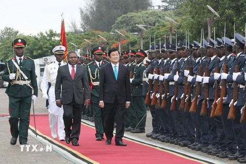 Tổng thống Cộng hoà Mozambique, ngài Filipe Jacinto Nyusi và Chủ tịch nước Trương Tấn Sang duyệt đội Danh dự Quân đội Mozambique. (Ảnh: Nguyễn Khang/ TTXVN)