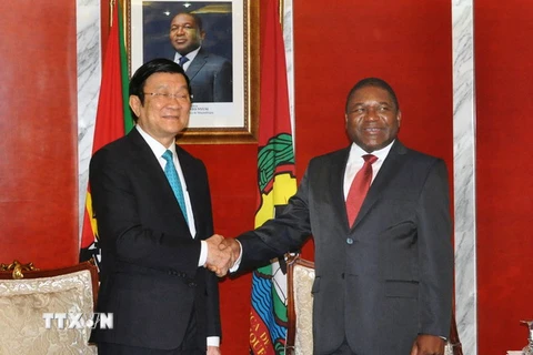 Tổng thống Cộng hoà Mozambique Filipe Jacinto Nyusi đón Chủ tịch nước Trương Tấn Sang. (Ảnh: Nguyễn Khang/TTXVN) 