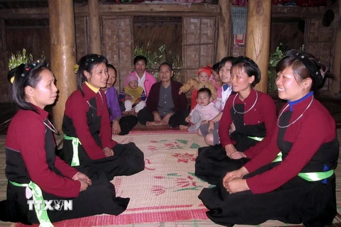  Đội văn nghệ hát Sình Ca dân tộc Cao Lan ở xã Kim Phú, huyện Yên Sơn. (Ảnh: Quang Đán/TTXVN) 