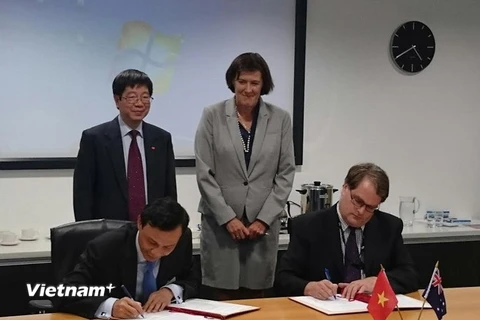 Thứ trưởng Trần Quốc Khánh và tiến sỹ Sue Weston chứng kiến lễ ký biên bản hợp tác khoa học và công nghệ Việt Nam-Australia. (Ảnh do đoàn cung cấp)