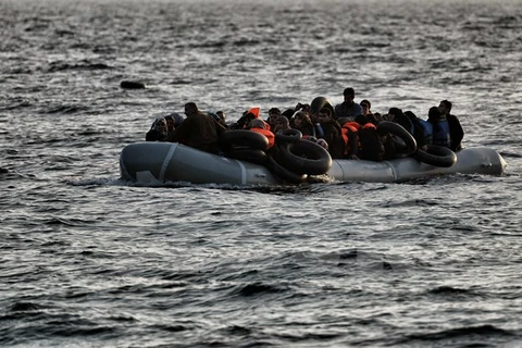 Tàu chở người di cư từ Thổ Nhĩ Kỳ vượt biển Aegean tới đảo Lesbos của Hy Lạp. (Nguồn: AFP/TTXVN)