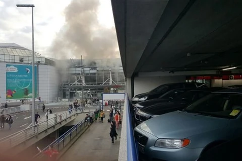 Khói bụi bốc lên từ sân bay Brussels sau vụ đánh bom kép (Nguồn: Twitter)