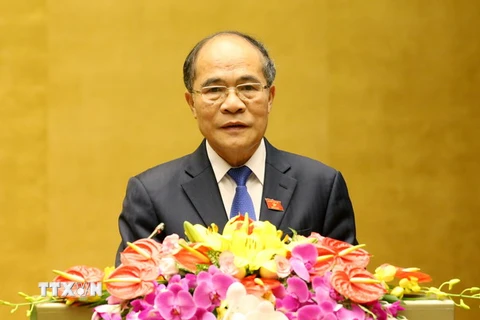 Chủ tịch Quốc hội Nguyễn Sinh Hùng trình bày dự thảo Báo cáo công tác nhiệm kỳ khóa XIII của Quốc hội. (Ảnh: Nhan Sáng/TTXVN)