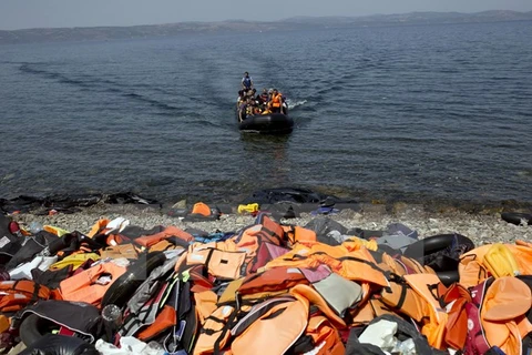 Người tị nạn tới đảo Lesbos của Hy Lạp sau hành trình vượt biển Aegean từ Thổ Nhĩ Kỳ ngày 10/9/2015. (Nguồn: AFP/TTXVN)