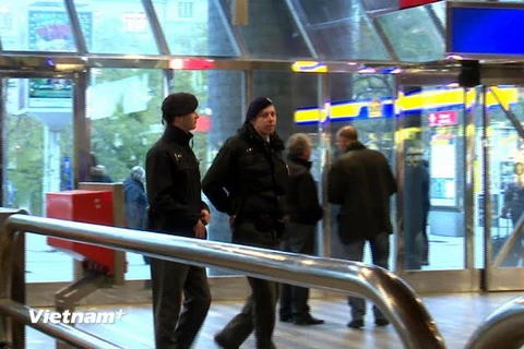 Cảnh sát đi tuần tại nhà ga tàu hỏa trung tâm ở Prague. (Ảnh: Trần Quang Vinh/Vietnam+) 