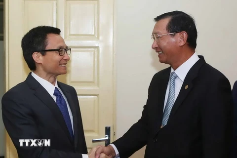  Phó Thủ tướng Vũ Đức Đam tiếp Bộ trưởng Công nghiệp và Thủ công nghiệp Campuchia Cham Prasidh. (Ảnh: Phương Hoa/TTXVN)