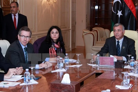 Chủ tịch Quốc hội Libya Nouri Abusahmain (thứ nhất, phải) trong cuộc gặp Đặc phái viên Liên hợp quốc về Libya Bernardino Leon (thứ nhất, trái). (Nguồn: THX/TTXVN)