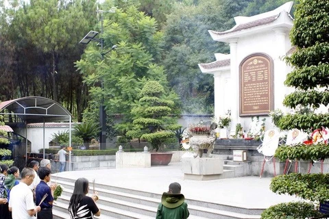 Khu mộ 10 cô gái thanh niên xung phong tại Ngã ba Đồng Lộc. Ảnh minh họa. (Ảnh: Thanh Tùng/TTXVN)