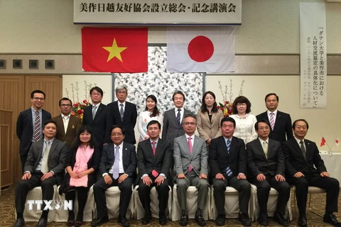 Ban lãnh đạo Hội Hữu nghị Nhật Bản-Việt Nam thành phố Mimasaka ra mắt. (Nguồn: TTXVN)