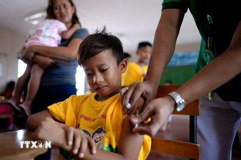  Tiêm vắcxin phòng bệnh sốt xuất huyết cho học sinh trường tiểu học Parang ở Marikina, phía tây Manila ngày 4/4. (Nguồn: AFP/TTXVN) 