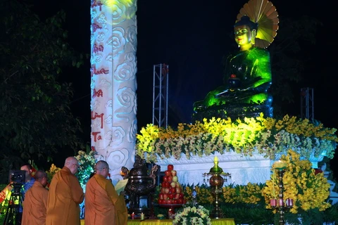 Quang cảnh lễ tụng kinh chiêm bái tượng Phật ngọc hòa bình thế giới tại chùa Hồng Phúc, Hải Phòng. (Ảnh: Lâm Khánh/TTXVN) 