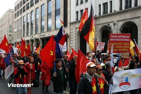 Người Việt tại Đức biểu tình phản đối Trung Quốc. (Ảnh: Nguyên Đức/Vietnam+)