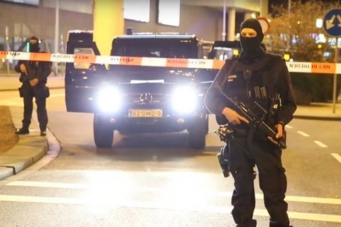 Lực lượng an ninh phong tỏa tại sân bay Schiphol. (Nguồn: RT)
