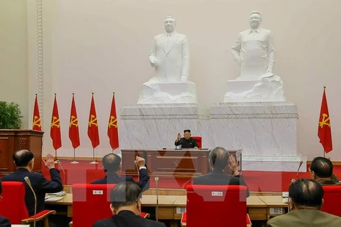 Chủ tịch Kim Jong-Un chủ trì cuộc họp của Bộ Chính trị Đảng Lao Động Triều Tiên. (Nguồn: Yonhap/TTXVN)