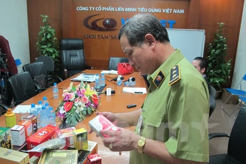 Lực lượng Quản lý thị trường Hà Nội đang kiểm tra sản phẩm tại Công ty VietNet, số 15 Đặng Thùy Trâm, Cầu Giấy (Ảnh: Đức Duy/Vietnam+)