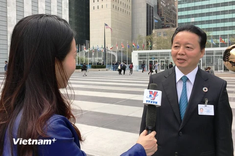 Bộ trưởng Trần Hồng Hà trả lời phỏng vấn phóng viên TTXVN bên lề hội nghị. (Ảnh: PV/Vietnam+) 
