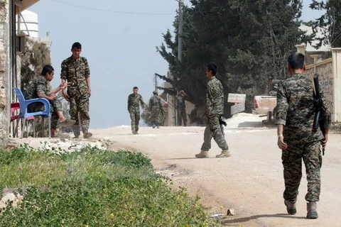 Binh sỹ quân đội chính phủ tuần tra tại làng Khan Tuman, ngoại ô thành phố Aleppo. (Nguồn: AFP/TTXVN)