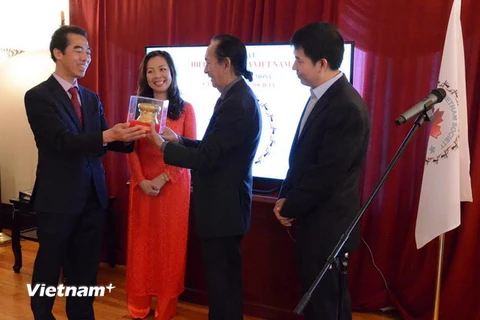 Đại sứ Tô Anh Dũng tặng trống đồng cho ban lãnh đạo lâm thời của CVS. (Ảnh: Vũ Hà/Vietnam+) 