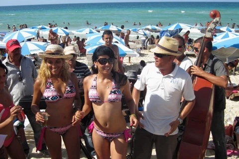 Du khách quốc tế tại một bãi biển ở Cuba. (Ảnh: travel-enz.com)