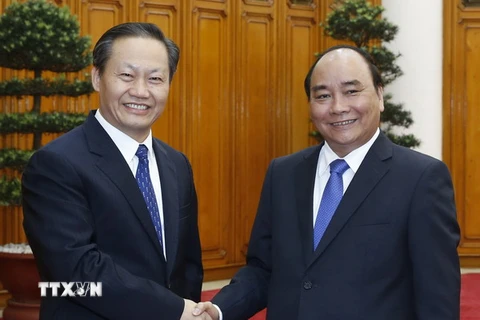 Thủ tướng Nguyễn Xuân Phúc tiếp Bí thư Đảng ủy Khu tự trị dân tộc Choang Quảng Tây. (Ảnh: Thống Nhất/TTXVN) 