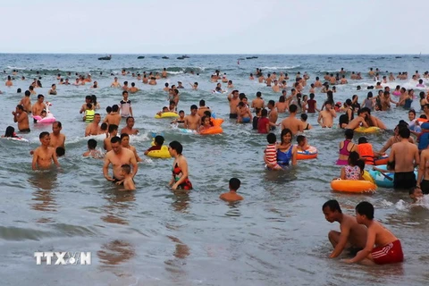 Rất đông người dân và du khách đến vui chơi, tắm biển ở Đà Nẵng. (Ảnh: Trần Lê Lâm/TTXVN)
