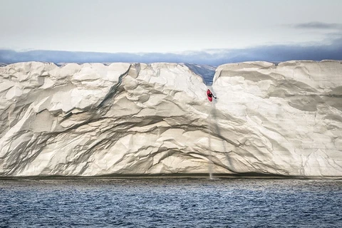 Vận động viên kayak chuyên nghiệp Ben Stookesberry chèo thuyền trên thác nước đóng băng cao 18 mét ở Svalbard, Na Uy. (Nguồn: NatGeo)