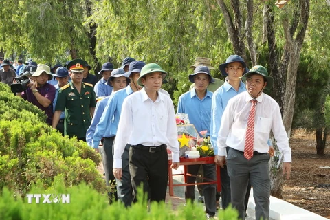 Lãnh đạo tỉnh Đắk Lắk tiễn đưa các liệt sỹ về nơi an nghỉ cuối cùng. (Ảnh: Dương Giang/TTXVN)